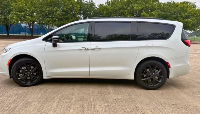 2025-chrysler-pacifica-limited-hero-carpro-2